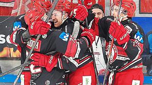 Jubel, Trubel, Heiterkeit (von links): Trevor Gooch (traf zum 2:1), Doppelpacker Yannick Wenzel und Julian Kornelli feiern ausgelassen den Heimerfolg über die Krefeld Pinguine. Jubel, Trubel, Heiterkeit (von links): Trevor Gooch (traf zum 2:1), Doppelpacker Yannick Wenzel und Julian Kornelli feiern ausgelassen den Heimerfolg über die Krefeld Pinguine.