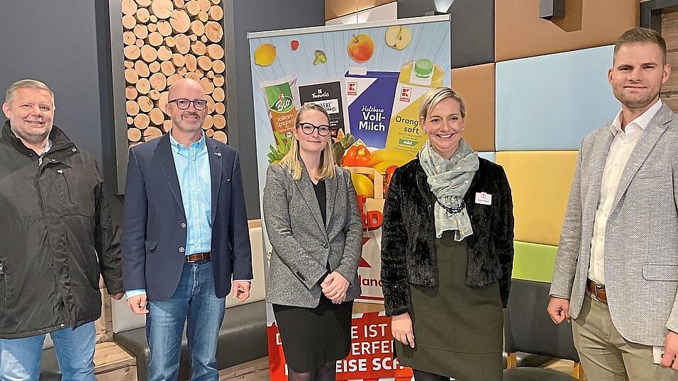 Gemeinde- und Landkreisvertreter mit den Kaufland-Verantwortlichen bei der Eröffnung der neuen Kaufland-Filiale. Gemeinde- und Landkreisvertreter mit den Kaufland-Verantwortlichen bei der Eröffnung der neuen Kaufland-Filiale.