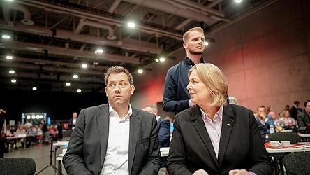 Die SPD um Generalsekretär Tim Klüssendorf (hinten) und die Parteivorsitzenden Lars Klingbeil (l.) und Bärbel Bas berät dieses Wochenende in der Parteizentrale. Die SPD um Generalsekretär Tim Klüssendorf (hinten) und die Parteivorsitzenden Lars Klingbeil (l.) und Bärbel Bas berät dieses Wochenende in der Parteizentrale.