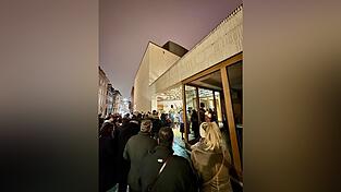 Eine Mahnwache vor der Synagoge. Eine Mahnwache vor der Synagoge.