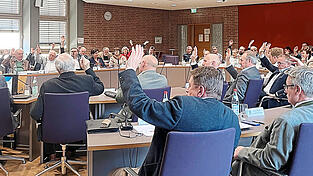 Bei drei Gegenstimmen wurde der Haushalt angenommen. Bei drei Gegenstimmen wurde der Haushalt angenommen.