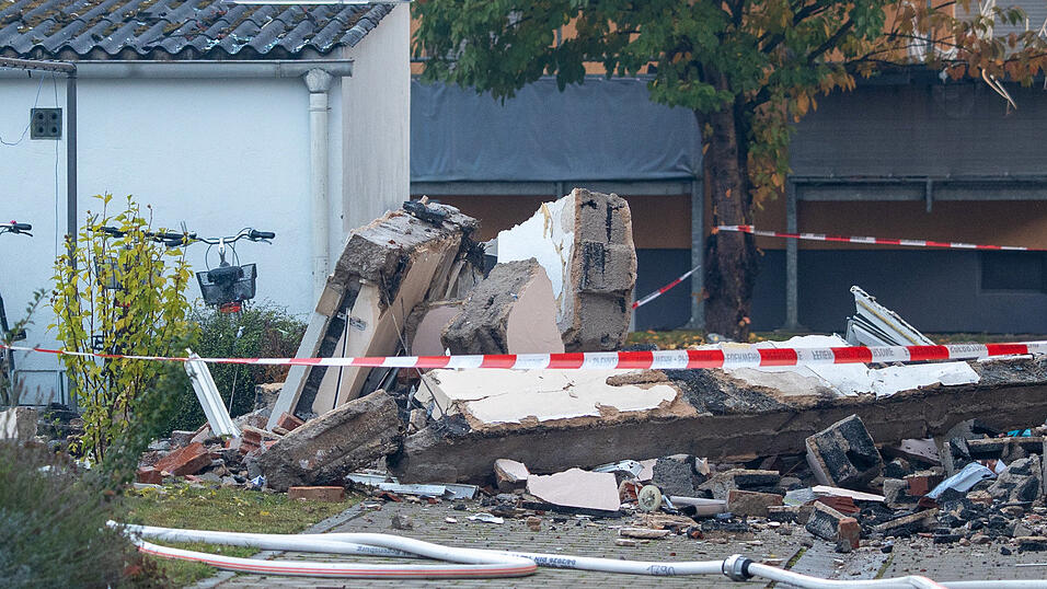 Die Fassade des Hauses wurde schwer beschädigt. Die Fassade des Hauses wurde schwer beschädigt.