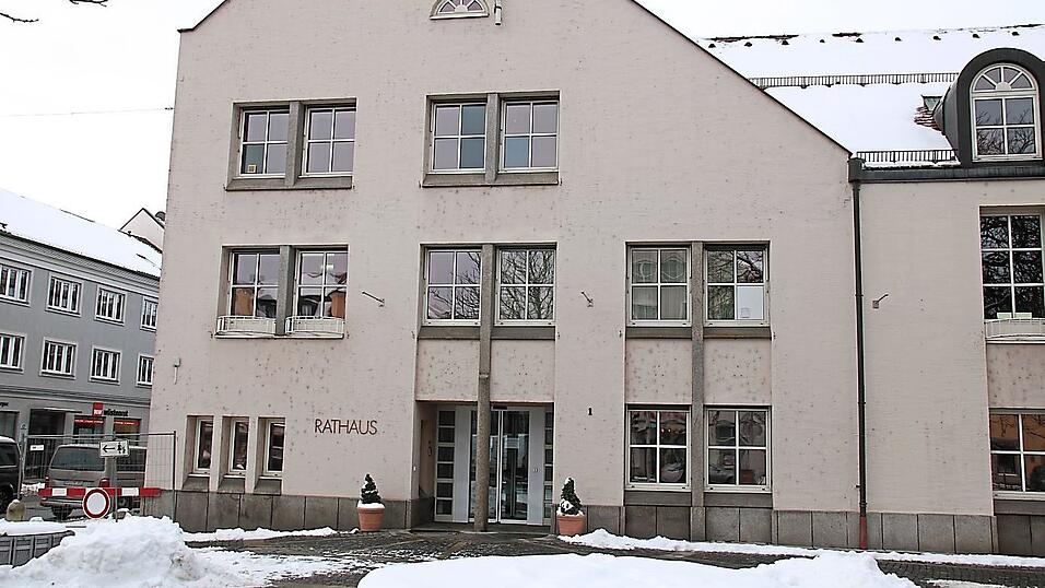 So schnell wie möglich werde die Stadt Plattling die kostenlosen FFP2-Schutzmasken für pflegende Angehörige und Bedürftige verteilen, wurde bei einer Pressekonferenz am Donnerstagmittag im Rathaus betont. So schnell wie möglich werde die Stadt Plattling die kostenlosen FFP2-Schutzmasken für pflegende Angehörige und Bedürftige verteilen, wurde bei einer Pressekonferenz am Donnerstagmittag im Rathaus betont.