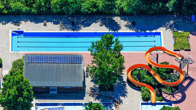 Das Herrenbecken in der Schwimmschule bekommt wohl keine Einhausung. Das Herrenbecken in der Schwimmschule bekommt wohl keine Einhausung.