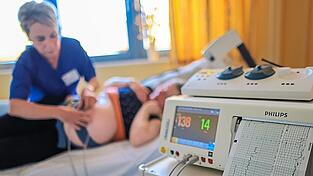 Durch den neuen Vertrag könnten Beleghebammen rund 20 bis 30 Prozent ihres Einkommens verlieren. Durch den neuen Vertrag könnten Beleghebammen rund 20 bis 30 Prozent ihres Einkommens verlieren.