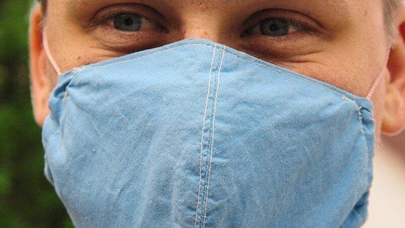 Masken sind in Schulen vor allem beim Weg zum und vom Klassenzimmer zu tragen. Zum Schutz der anderen. Masken sind in Schulen vor allem beim Weg zum und vom Klassenzimmer zu tragen. Zum Schutz der anderen.