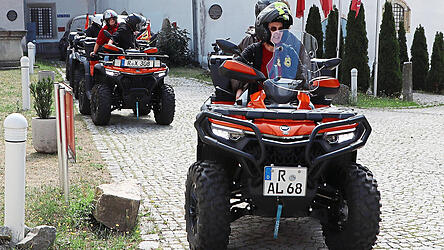Noch vor 12 Uhr mittags heizten die Quadfahrer in den Schlossgarten. Noch vor 12 Uhr mittags heizten die Quadfahrer in den Schlossgarten.