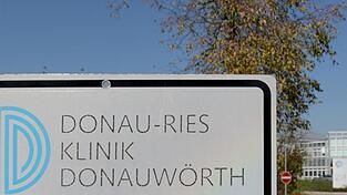 Vor der Donau-Ries Klinik weist ein Schild auf das Haus hin. Dort soll ein Narkosearzt mehrere Patienten mit Hepatitis-C infiziert haben. (Archivbild) Vor der Donau-Ries Klinik weist ein Schild auf das Haus hin. Dort soll ein Narkosearzt mehrere Patienten mit Hepatitis-C infiziert haben. (Archivbild)