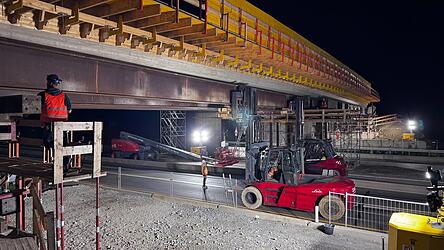 Die jetzige Vollsperrung der A3 zwischen dem Kreuz Deggendorf und der Ausfahrt Hengersberg war nötig, um das Traggerüst am Neubau der “Blitzerbrücke“ bei Seebach auszuheben. Zugleich wurden Asphaltflächen auf der Donaubrücke Deggenau ausgetauscht, die durch die Hitze der letzten Monate Schaden genommen hatten. Die jetzige Vollsperrung der A3 zwischen dem Kreuz Deggendorf und der Ausfahrt Hengersberg war nötig, um das Traggerüst am Neubau der “Blitzerbrücke“ bei Seebach auszuheben. Zugleich wurden Asphaltflächen auf der Donaubrücke Deggenau ausgetauscht, die durch die Hitze der letzten Monate Schaden genommen hatten.