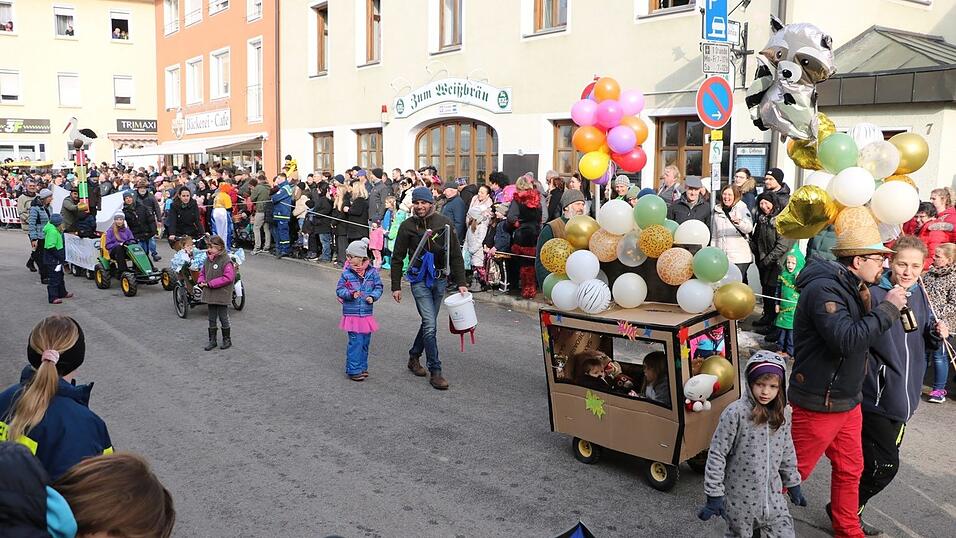Beim Bogener Faschingsumzug war einiges geboten. Beim Bogener Faschingsumzug war einiges geboten.