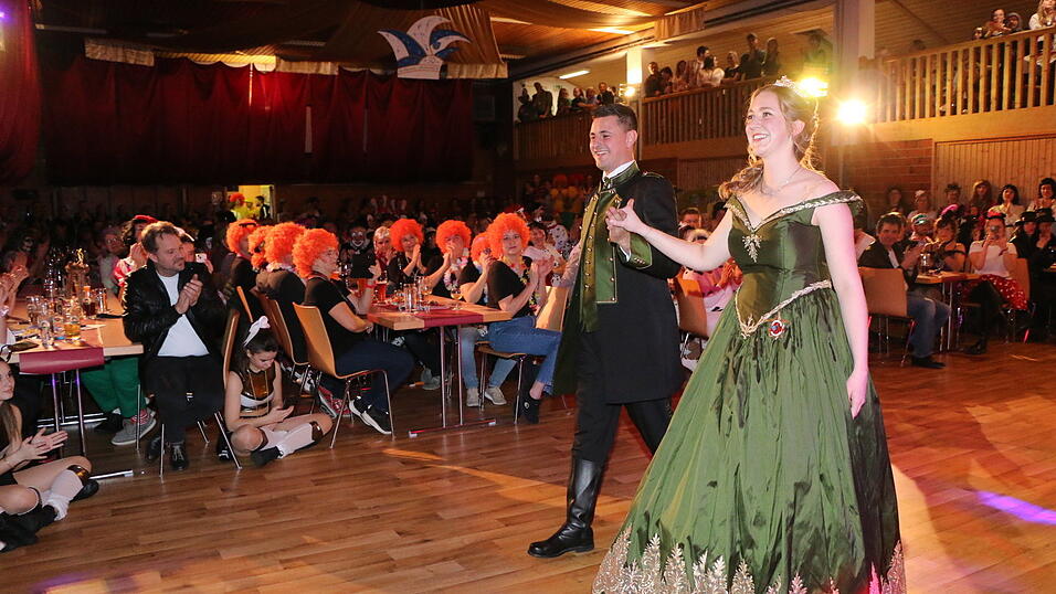 Mit einem traumhaften Walzer begeisterten Prinzessin Kathrin und Prinz Johannes. Mit einem traumhaften Walzer begeisterten Prinzessin Kathrin und Prinz Johannes.