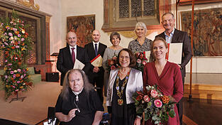 OB Gertrud Maltz-Schwarzfischer (vorne, Mitte) und Festrednerin Sophie Schönberger (vorne, rechts) mit den Preisträgern Reiner Schmidt (vorne, links), Hans Rothammer (hinten, von links), Martin Berger, Barbara Pustet, Regina Tuschl und Johannes Helmberger. OB Gertrud Maltz-Schwarzfischer (vorne, Mitte) und Festrednerin Sophie Schönberger (vorne, rechts) mit den Preisträgern Reiner Schmidt (vorne, links), Hans Rothammer (hinten, von links), Martin Berger, Barbara Pustet, Regina Tuschl und Johannes Helmberger.