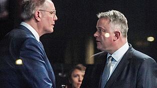 Amtsübergabe: Noch-Ministerpräsident Alexander Schweitzer (l.) gratuliert seinem voraussichtlichen Nachfolger Gordon Schnieder. Amtsübergabe: Noch-Ministerpräsident Alexander Schweitzer (l.) gratuliert seinem voraussichtlichen Nachfolger Gordon Schnieder.