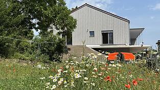 Das Haus bietet Kindern und Jugendlichen mit schweren Behinderungen Pflege und Betreuung, wenn ihre Angehörigen Entlastung oder wenn die Kinder Ferienzeit brauchen. Das Haus bietet Kindern und Jugendlichen mit schweren Behinderungen Pflege und Betreuung, wenn ihre Angehörigen Entlastung oder wenn die Kinder Ferienzeit brauchen.