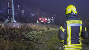 Was als Brand eines Gefahrgutzugs gemeldet wurde, entpuppte sich als heißgelaufene Bremse. Was als Brand eines Gefahrgutzugs gemeldet wurde, entpuppte sich als heißgelaufene Bremse.