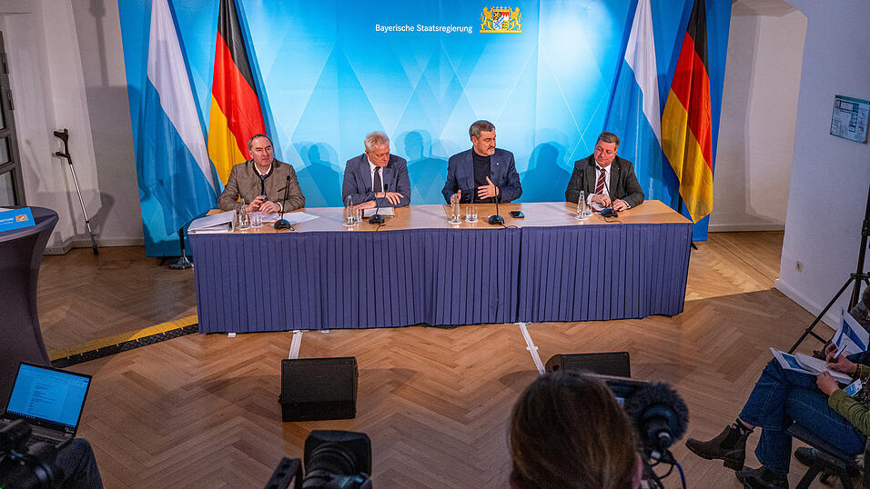 Hubert Aiwanger (Freie Wähler, l-r), bayerischer Wirtschaftsminister, Alois Rainer (CSU), Bundesminister für Ernährung, Landwirtschaft und Heimat, Markus Söder (CSU), Ministerpräsident von Bayern, und Christian Bernreiter (CSU), Verkehrsminister von Bayern, nehmen nach der Kabinettsitzung an einer Pressekonferenz teil. Hubert Aiwanger (Freie Wähler, l-r), bayerischer Wirtschaftsminister, Alois Rainer (CSU), Bundesminister für Ernährung, Landwirtschaft und Heimat, Markus Söder (CSU), Ministerpräsident von Bayern, und Christian Bernreiter (CSU), Verkehrsminister von Bayern, nehmen nach der Kabinettsitzung an einer Pressekonferenz teil.