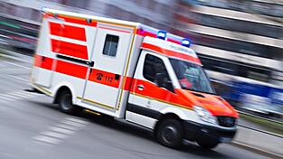 Der Rettungsdienst brachte den Schwerverletzten in ein Krankenhaus. (Symbolbild) Der Rettungsdienst brachte den Schwerverletzten in ein Krankenhaus. (Symbolbild)