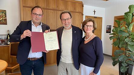 Franz Rackl und seine Ehefrau Helga mit Bürgermeister Martin Stoiber bei der Übergabe des Chamer Kampls. Franz Rackl und seine Ehefrau Helga mit Bürgermeister Martin Stoiber bei der Übergabe des Chamer Kampls.