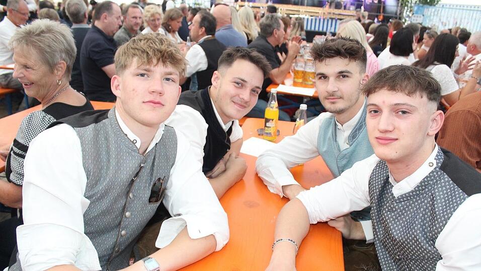 Zur Musik von Headless wurde ausgelassen gefeiert. Zur Musik von Headless wurde ausgelassen gefeiert.