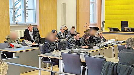 Die vier Angeklagte geben sich weiter reumütig. Die vier Angeklagte geben sich weiter reumütig.