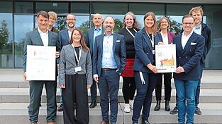 Georg Stephan Barfuß mit dem ersten KI-Führerschein, Franziska Meier, Alexander Rupprecht, Anne Häner, Philipp Ramin (vordere Reihe, von links) und Benedikt Dirscherl (hinten rechts). Georg Stephan Barfuß mit dem ersten KI-Führerschein, Franziska Meier, Alexander Rupprecht, Anne Häner, Philipp Ramin (vordere Reihe, von links) und Benedikt Dirscherl (hinten rechts).