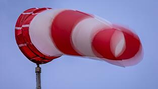 Der Deutsche Wetterdienst warnt vor Windböen im Raum Straubing. Der Deutsche Wetterdienst warnt vor Windböen im Raum Straubing.