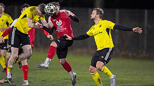 Die Simbacher (in gelb) haben eine intensive Vorbereitung - hier eine Szene aus dem Spiel beim FSV Landau - absolviert und freuen sich nun auf den Auftakt der Restsaison beim FSV/VfB Straubing. Die Simbacher (in gelb) haben eine intensive Vorbereitung - hier eine Szene aus dem Spiel beim FSV Landau - absolviert und freuen sich nun auf den Auftakt der Restsaison beim FSV/VfB Straubing.