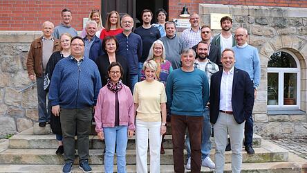 Das Lehrerkollegium um Schulleiter Andreas Stögmüller (rechts vorne) und seinen Stellvertreter Siegi Mühlbauer (Zweiter von rechts). Das Lehrerkollegium um Schulleiter Andreas Stögmüller (rechts vorne) und seinen Stellvertreter Siegi Mühlbauer (Zweiter von rechts).