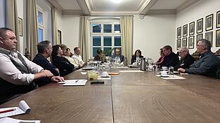 Irmgard Sauerer und Josef Schütz, die Bürgermeister der VG-Kommunen Brennberg und Wörth, gaben der Gemeinschaftsversammlung mit Kämmerin Simone Weber (Mitte, von links) Einblick in die Finanzen. Irmgard Sauerer und Josef Schütz, die Bürgermeister der VG-Kommunen Brennberg und Wörth, gaben der Gemeinschaftsversammlung mit Kämmerin Simone Weber (Mitte, von links) Einblick in die Finanzen.