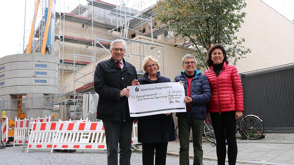 Professor Dr. Josef Eckstein vom Förderverein (v.l.), Ilse Danzinger, Vorsitzende der Jüdischen Gemeinde, Dieter Weber, Förderverein, und Dorina Kuzenko, Jüdische Gemeinde, mit dem symbolischen Scheck vor der neuen Synagoge. Professor Dr. Josef Eckstein vom Förderverein (v.l.), Ilse Danzinger, Vorsitzende der Jüdischen Gemeinde, Dieter Weber, Förderverein, und Dorina Kuzenko, Jüdische Gemeinde, mit dem symbolischen Scheck vor der neuen Synagoge.