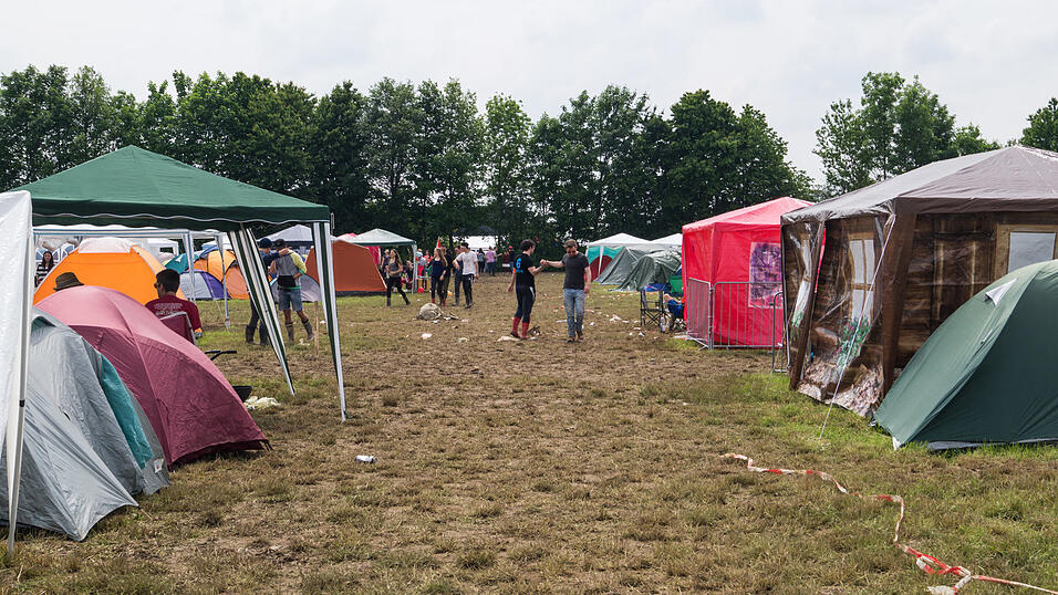 Auf dem Campingplatz lassen es die Pfingst-Open-Air-Besucher richtig krachen, aufgenommen von Regina Hölzel am Freitag. Auf dem Campingplatz lassen es die Pfingst-Open-Air-Besucher richtig krachen, aufgenommen von Regina Hölzel am Freitag.