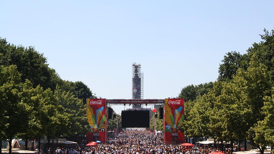 Christian Fertl war am Sonntag auf der Fanmeile in Berlin und erlebte dort das Achtelfinale gegen England auf Großleinwand. Christian Fertl war am Sonntag auf der Fanmeile in Berlin und erlebte dort das Achtelfinale gegen England auf Großleinwand.