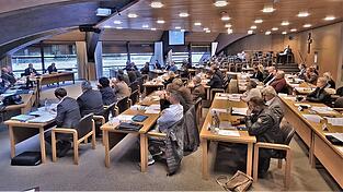 Der Kreistag, der erstmals seit Beginn der Corona-Pandemie wieder im regulären Sitzungssaal im Landratsamt tagte (zuletzt war man in die Stadthalle ausgewichen), beschloss den Neubau einer Dreifeldhalle im Deggendorfer Stadtgebiet. Der Kreistag, der erstmals seit Beginn der Corona-Pandemie wieder im regulären Sitzungssaal im Landratsamt tagte (zuletzt war man in die Stadthalle ausgewichen), beschloss den Neubau einer Dreifeldhalle im Deggendorfer Stadtgebiet.