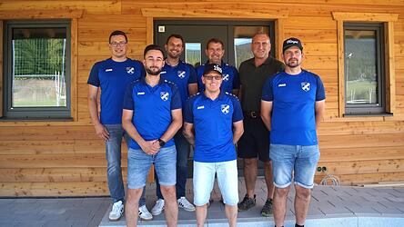 Die Führungsriege freute sich am Mittwoch mit Bürgermeister Franz Müller über das vollendete Werk. Am Sonntag erwartet man viel Publikum zum ersten Heimspiel. Die Führungsriege freute sich am Mittwoch mit Bürgermeister Franz Müller über das vollendete Werk. Am Sonntag erwartet man viel Publikum zum ersten Heimspiel.