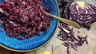 Die Foodblogger zeigen, wie man Rotkohl oder auch Blaukraut einfach selbst machen kann. Die Foodblogger zeigen, wie man Rotkohl oder auch Blaukraut einfach selbst machen kann.
