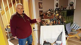 Franz Feil präsentiert seine mehrstöckige Krippe, die er in vielen Tüftel- und Arbeitsstunden gebastelt hat. Franz Feil präsentiert seine mehrstöckige Krippe, die er in vielen Tüftel- und Arbeitsstunden gebastelt hat.