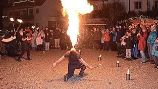 Ein Spektakel der besonderen Art war die Feuershow am Samstagabend von„Arcane Lunatics“. Ein Spektakel der besonderen Art war die Feuershow am Samstagabend von„Arcane Lunatics“.