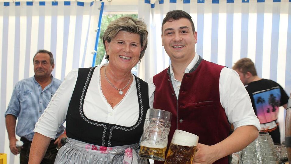 Zur Musik von Headless wurde ausgelassen gefeiert. Zur Musik von Headless wurde ausgelassen gefeiert.