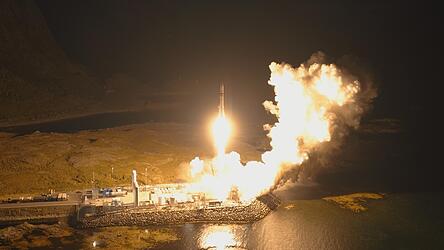 Das deutsche Raumfahrtunternehmen Isar Aerospace hat beim zweiten Testflug seiner Trägerrakete erfolgreich fünf Satelliten in die Erdumlaufbahn gebracht. Das deutsche Raumfahrtunternehmen Isar Aerospace hat beim zweiten Testflug seiner Trägerrakete erfolgreich fünf Satelliten in die Erdumlaufbahn gebracht.