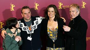 Emily Hamsphire (l-r), Marc Evans, Sigourney Weaver und Alan Rickman am 9. Januar 2006 vor der PK zum Berlinale-Eröffnungsfim 'Snow Cake'. Emily Hamsphire (l-r), Marc Evans, Sigourney Weaver und Alan Rickman am 9. Januar 2006 vor der PK zum Berlinale-Eröffnungsfim 'Snow Cake'.