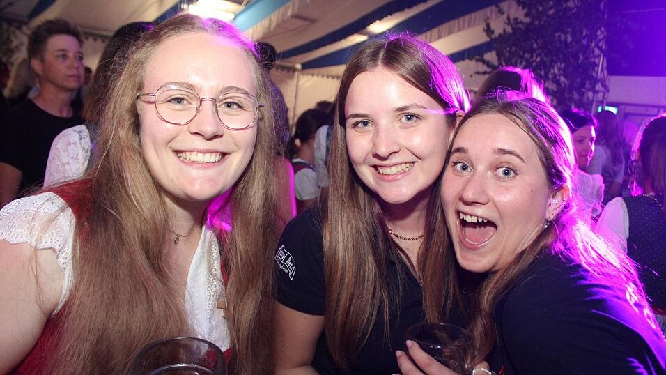 Zur Musik von Headless wurde ausgelassen gefeiert. Zur Musik von Headless wurde ausgelassen gefeiert.