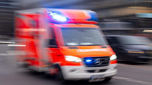 Mit schweren Verletzungen kommt der 13-jährige E-Scooter-Fahrer nach dem Unfall ins Krankenhaus. (Symbolbild) Mit schweren Verletzungen kommt der 13-jährige E-Scooter-Fahrer nach dem Unfall ins Krankenhaus. (Symbolbild)