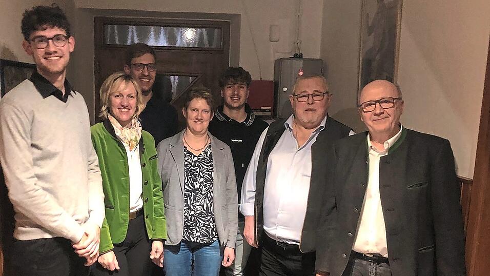 Der engere Vorstand des CSU-Ortsverbandes Wildenberg mit (v.l.) Noah Atzenbeck, Janik Atzenbeck, Simone Grim, Elias Schmidmüller und Winfried Roßbauer. Mit dem neuen Vorstand freuen sich Petra Högl (2. v.l.) sowie Landrat Martin Neumeyer (rechts). Der engere Vorstand des CSU-Ortsverbandes Wildenberg mit (v.l.) Noah Atzenbeck, Janik Atzenbeck, Simone Grim, Elias Schmidmüller und Winfried Roßbauer. Mit dem neuen Vorstand freuen sich Petra Högl (2. v.l.) sowie Landrat Martin Neumeyer (rechts).