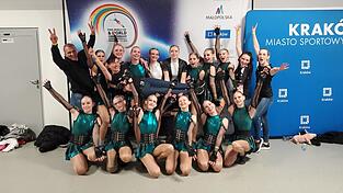 Die stolzen WM-Teilnehmerinnen der Formation Let’s do it mit ihren Trainern. Die stolzen WM-Teilnehmerinnen der Formation Let’s do it mit ihren Trainern.