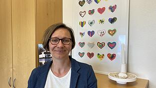 Bürgermeisterin Veronika Meindl vor dem Geschenk, das ihr die Kindergartenkinder zum Abschied überreicht haben. Bürgermeisterin Veronika Meindl vor dem Geschenk, das ihr die Kindergartenkinder zum Abschied überreicht haben.