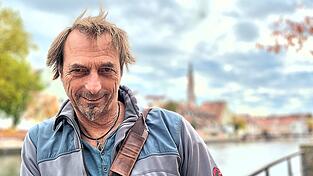 Zu Beginn des Treffens in der Landshuter Innenstadt machte Eder klar: Über seine Biografie, „vom Bauern zum Tänzer“, will er sich nicht genauer unterhalten. Stattdessen gehe es im um seine Arbeit als Tänzer, aber auch als Musiker - als Künstler allgemein. Aber: Zumindest ein wenig hat er im Lauf des Gesprächs doch über sich verraten. Zu Beginn des Treffens in der Landshuter Innenstadt machte Eder klar: Über seine Biografie, „vom Bauern zum Tänzer“, will er sich nicht genauer unterhalten. Stattdessen gehe es im um seine Arbeit als Tänzer, aber auch als Musiker - als Künstler allgemein. Aber: Zumindest ein wenig hat er im Lauf des Gesprächs doch über sich verraten.