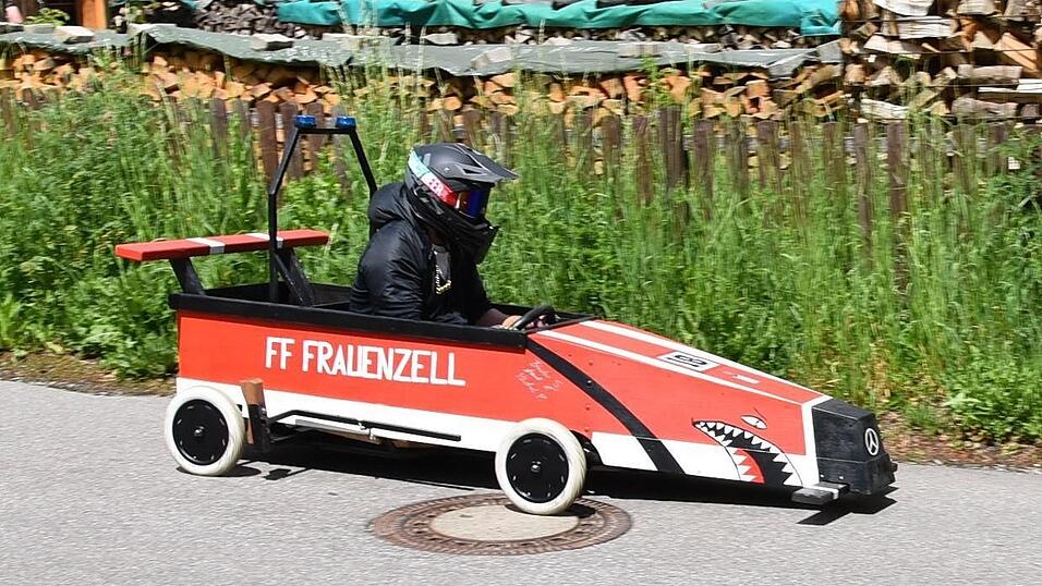Ein tolles Event organisierte die Feuerwehr Frauenzell am Pfingstsonntag, die auch selbst startete und den vierten Platz in der Seniorenklasse erzielte. Ein tolles Event organisierte die Feuerwehr Frauenzell am Pfingstsonntag, die auch selbst startete und den vierten Platz in der Seniorenklasse erzielte.