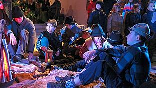 Hirtenkinder lagern um das Feuer. Der Grundschulchor und im Hintergrund die Familie Franz gehörten ebenso zu den Mitwirkenden. Hirtenkinder lagern um das Feuer. Der Grundschulchor und im Hintergrund die Familie Franz gehörten ebenso zu den Mitwirkenden.