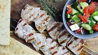 Ein echter Klassiker der griechischen Küche: Souvlaki. Wie man es ganz einfach zubereiten kann, das zeigt Anja Auer in ihrem heutigen Rezept. Ein echter Klassiker der griechischen Küche: Souvlaki. Wie man es ganz einfach zubereiten kann, das zeigt Anja Auer in ihrem heutigen Rezept.