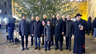 Organisatoren, Geistlichkeit und Vertreter der Stadt bei der Eröffnung des Krippenwegs vor dem Alten Rathaus. Organisatoren, Geistlichkeit und Vertreter der Stadt bei der Eröffnung des Krippenwegs vor dem Alten Rathaus.